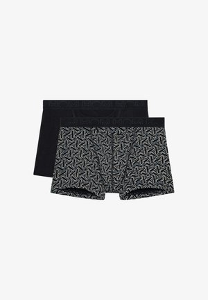 Dos calzoncillos bóxer de hombre, uno negro liso y otro negro con patrones geométricos en blanco y gris, ambos con cinturilla elástica negra.