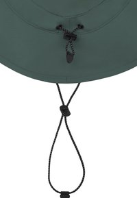 Grüner Stoffhut mit Krempe, verstellbarer schwarzer Schnur und Schiebern, die darunter gegen einen weißen Hintergrund hängen.