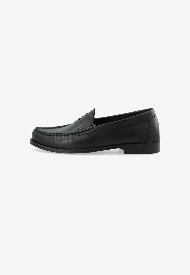 Μαύρο δερμάτινο ανδρικό loafer με λουρί penny, ραφές moc toe και χαμηλό τακούνι σε λευκό φόντο, πλευρική όψη.