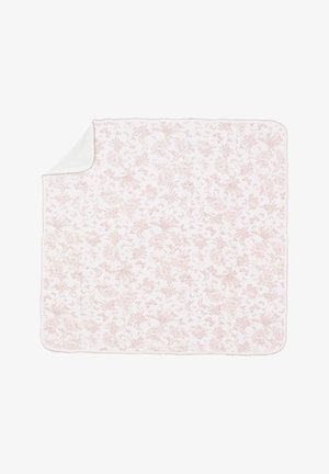 Couverture blanche douce avec de délicats motifs floraux rose clair et un coin replié pour montrer le dessous blanc uni.