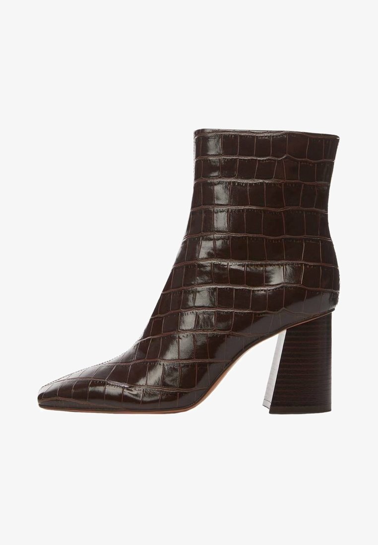 Bottine en cuir verni brun foncé à motif crocodile, avec bout pointu et talon bloc.