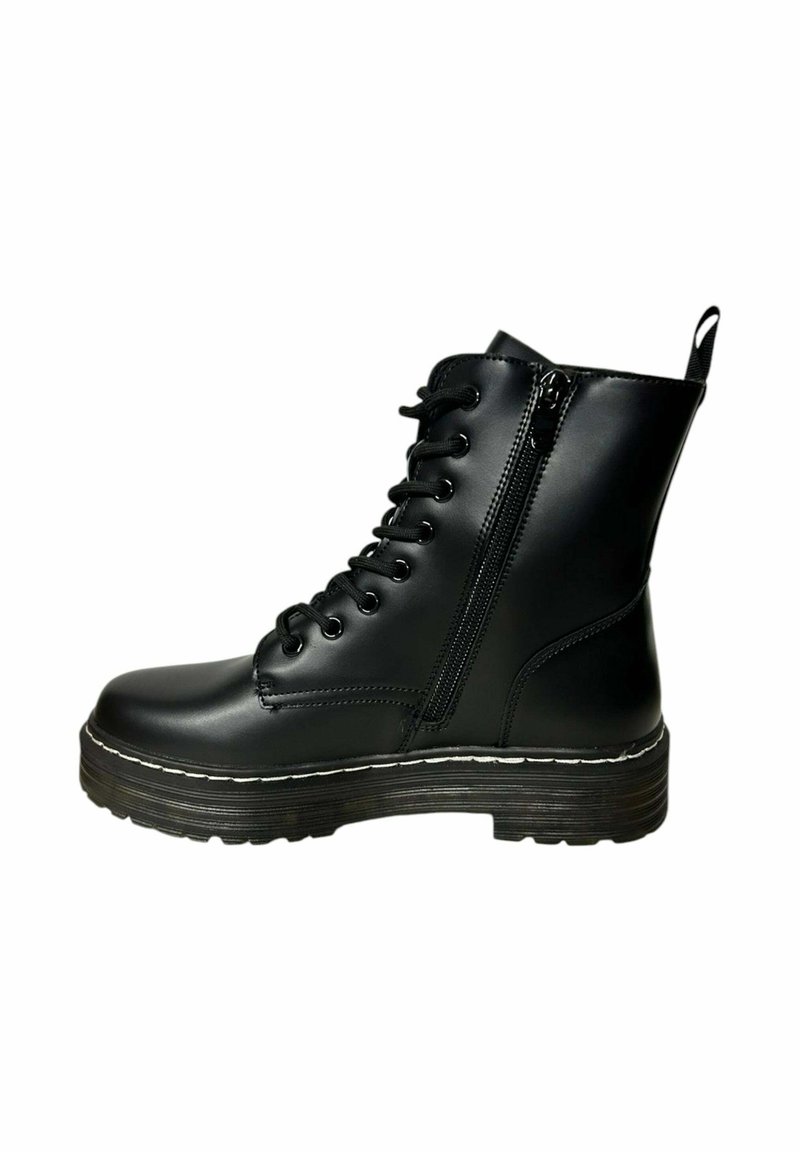 Bota militar negra con cordones y cremallera lateral, suela de goma, acabado texturizado y costuras blancas en contraste. Material sintético duradero.
