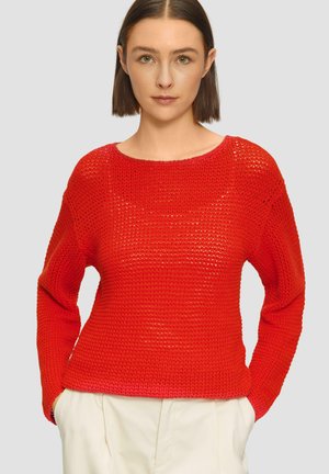 Pull rouge en tricot avec une coupe ample, un col rond et des manches longues ; comporte un motif texturé et des poignets côtelés.