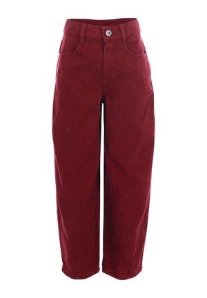Donkerrode broek met hoge taille en rechte pijpen, voorzien van voorzakken, riemlussen en een zilverkleurige knoopsluiting.