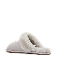 Chausson gris clair en suède avec une doublure en fourrure douce, design à bout ouvert, texture lisse et semelle en caoutchouc flexible.