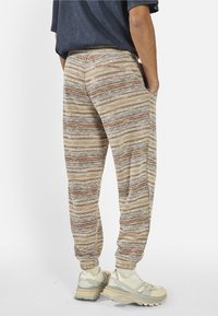 Redefined Rebel DANE PANTS COMFORT FIT - Pantaloni sportivi - inca gold