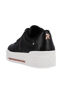 Baskets en cuir noir avec une semelle en caoutchouc blanc, présentant des accents métalliques en rose doré et des détails texturés sur la tige et le talon.