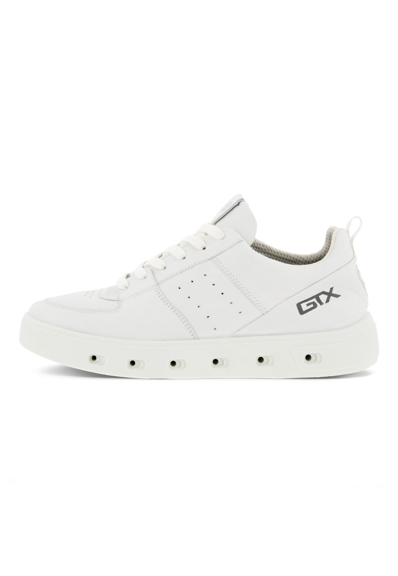 Sneaker bianca con tomaia in pelle liscia, design perforato sui lati, suola spessa e logo GTX sul tallone.