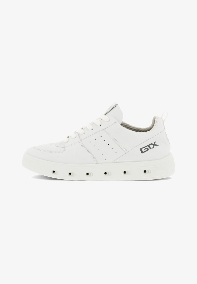 Baskets blanches avec une tige en cuir lisse, un design perforé sur les côtés, une semelle épaisse et un logo GTX au niveau du talon.