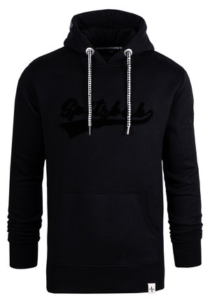 Schwarzer Hoodie aus weichem Stoff mit einer Fronttasche, Kordeln und einem strukturierten Logo. Rippstrickbündchen und -saum runden das Design ab.
