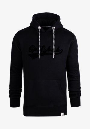 Schwarzer Hoodie aus weichem Stoff mit einer Fronttasche, Kordeln und einem strukturierten Logo. Rippstrickbündchen und -saum runden das Design ab.