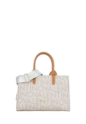 Sac fourre-tout beige Valentino avec motif de logo répété, poignées marron clair, plaque de logo dorée et bandoulière argentée ajustable.