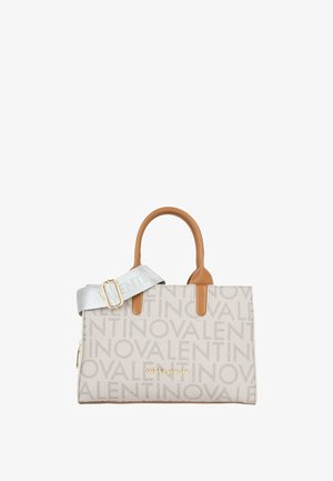 Borsa tote Valentino beige con motivo a logo ripetuto, manici color cuoio, targhetta con logo dorata e tracolla regolabile in argento.