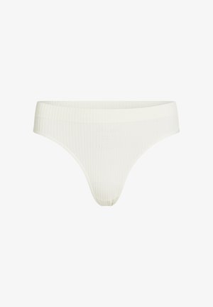 Witte geribbelde string met een gladde textuur, dunne tailleband en zachte stof. Minimalistisch ontwerp zonder zichtbare versieringen of patronen.