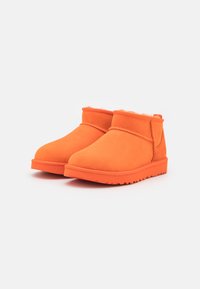 UGG CLASSIC ULTRA MINI - Botas de inverno - orange soda
