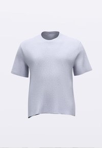 Šviesiai pilka trumpomis rankovėmis suapvalinto kaklo marškinėliai su mažu balto logotipo ženklu, centruotu žemiau apykaklės, ant paprasto fono.