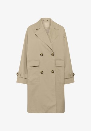 Beżowy płaszcz typu trench z podwójnym zapięciem, dużymi guzikami, klapami, dwoma przednimi kieszeniami oraz podwiniętymi rękawami. Gładka tekstura materiału.