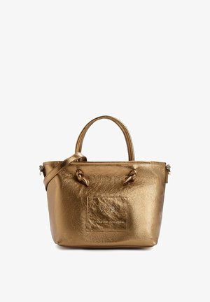 Petit sac cabas métallique doré avec doubles poignées, bandoulière réglable et patch logo carré embossé à l'avant.