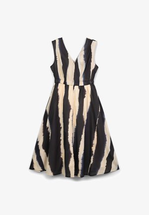 Robe midi sans manches avec décolleté en V et rayures verticales tie-dye noires, beiges et grises, avec une taille froncée.