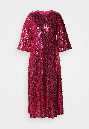 Μακρύ ροζ φόρεμα με πούλιες, τρία τέταρτα μανίκια, στρογγυλή λαιμόκοψη και φουσκωτό σχεδιασμό. Λαμπερή υφή με απαλό εσωτερικό φόδρα.