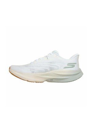 Weißer sportlicher Sneaker mit gepolsterter Fußgewölbestütze, Schnürverschluss und hellbrauner strukturierter Sohle, von der Außenseite gezeigt.