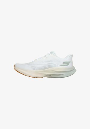 Weißer sportlicher Sneaker mit gepolsterter Fußgewölbestütze, Schnürverschluss und hellbrauner strukturierter Sohle, von der Außenseite gezeigt.
