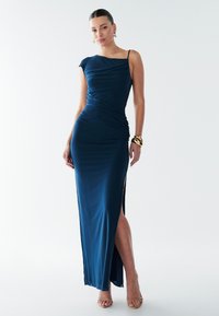 Tmavě modré, těsně padnoucí maxi šaty s řasením, jednoramenným designem a vysokým bočním rozparkem; vyrobené z hladké elastické tkaniny.