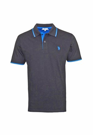 Mørk grå polo-shirt med blå detaljer på kraven og ærmerne, featuring en tre-knaps placket og broderet logo på venstre bryst.