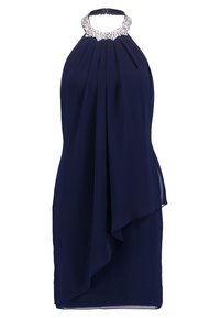 Marinblå halterneck-klänning med en flödande design, plisserad tyg och prydd halsringning med glittrande stenar. Lätt material.