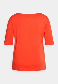 Oranžové tričko s krátkým rukávem a širokým výstřihem, hladká textura a volný střih. Obsahuje ohrnuté rukávy a rovný lem.