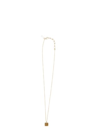 Delicado collar de cadena de oro con pequeño colgante cuadrado de piedra marrón y cierre ajustable con múltiples opciones de eslabones.