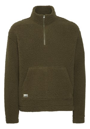 Pulover din fleece de culoare verde măsliniu cu guler înalt, fermoar pe un sfert în față și buzunar frontal tip kangaroo. Prezintă un material texturat și un mic logo în partea de jos.