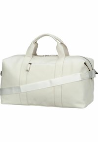 Bolso de viaje de cuero blanco con acabado texturizado, dos asas superiores y correa de hombro removible. Presenta un bolsillo frontal con cremallera y detalles de costura.