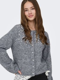 Maglione grigio lavorato a maglia con decorazioni di perle sul davanti, polsini e orlo a coste, con scollo rotondo e bottoni al centro.