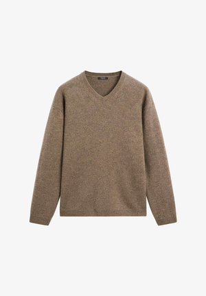 V-hals sweater i en dæmpet brun farve, lavet af blødt, struktureret stof. Har lange ærmer og en afslappet pasform, med ribbede manchetter og kant.