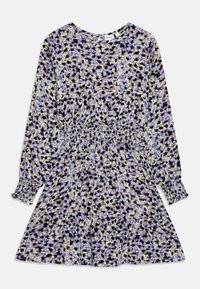 Vestido floral com mangas longas, cintura franzida e punhos volantados. O padrão apresenta tons de roxo, amarelo e preto em um tecido leve.