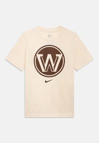 Krémově bílý bavlněný tričko s velkým hnědým logem "W" v kruhovém designu a malým logem Nike swoosh ve spodní části. Krátké rukávy.