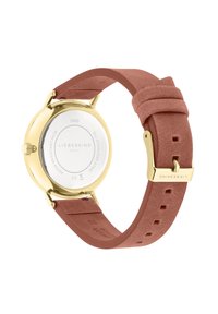 Rond horloge met een behuizing van goudkleurig roestvrij staal, een roze suède band en een witte wijzerplaat met het merk "LIEBESKIND."