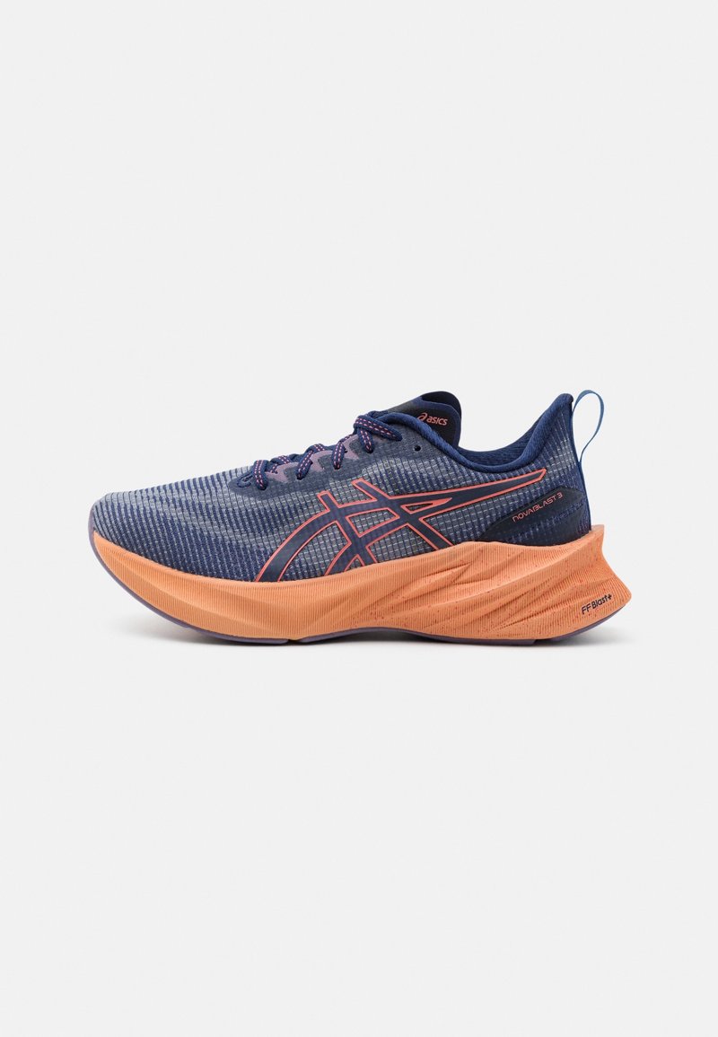 Chaussure de course bleu marine et orange avec semelle amortissante, marquée du logo Asics et étiquetée "Novablast 3" et "FF Blast+" sur la semelle.