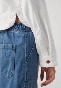 GAP CROP SHACKET - Džinsa auduma jaka - optic white