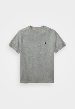 Pelēks kokvilnas T-krekls ar apaļu kakla izgriezumu. Ar īsām piedurknēm un mazu tumši zilu logotipu kreisajā krūtī. Ar gludu tekstūru, brīvs piegriezums.