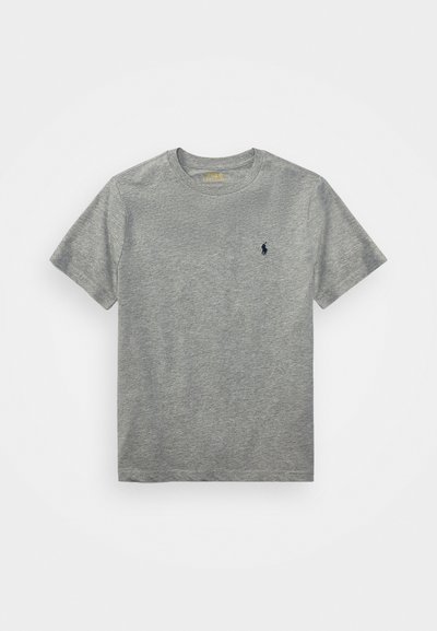 T-shirt de algodão cinza com decote redondo. Apresenta mangas curtas e um pequeno logotipo azul-marinho no lado esquerdo do peito. Textura suave, ajuste casual.