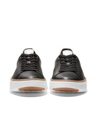 Schwarze Ledersneaker mit runder Zehenpartie, weißen Gummisohlen und braunen Akzenten. Verfügt über schwarze Schnürsenkel und ein minimalistisches Design.