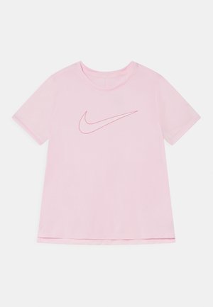 Roze T-shirt met korte mouwen, gemaakt van een gladde stof, met een Nike swoosh logo in een iets donkerdere tint. Klassieke ronde halslijn.