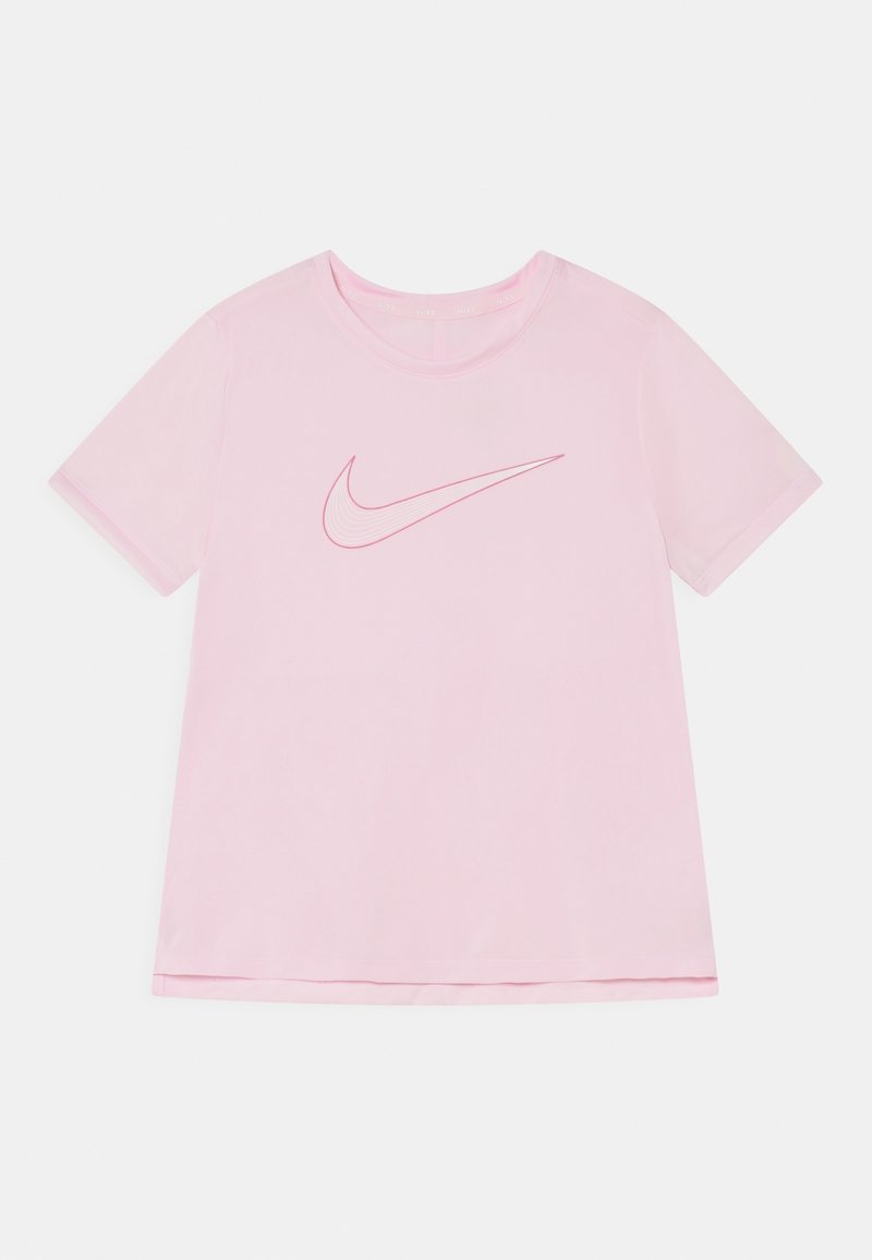 Růžové tričko s krátkým rukávem vyrobené z hladké látky, s logem Nike swoosh v mírně tmavším odstínu. Klasický kulatý výstřih.