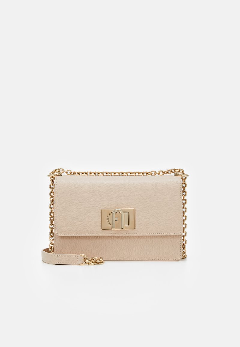Borsa a tracolla beige realizzata in materiale sintetico testurizzato, con tracolla in catena dorata e una chiusura decorativa sul davanti.