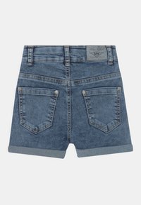 Pantalones cortos de mezclilla con un lavado azul medio, bolsillos traseros estándar, dobladillo enrollado y etiqueta en la cintura trasera con costuras decorativas.