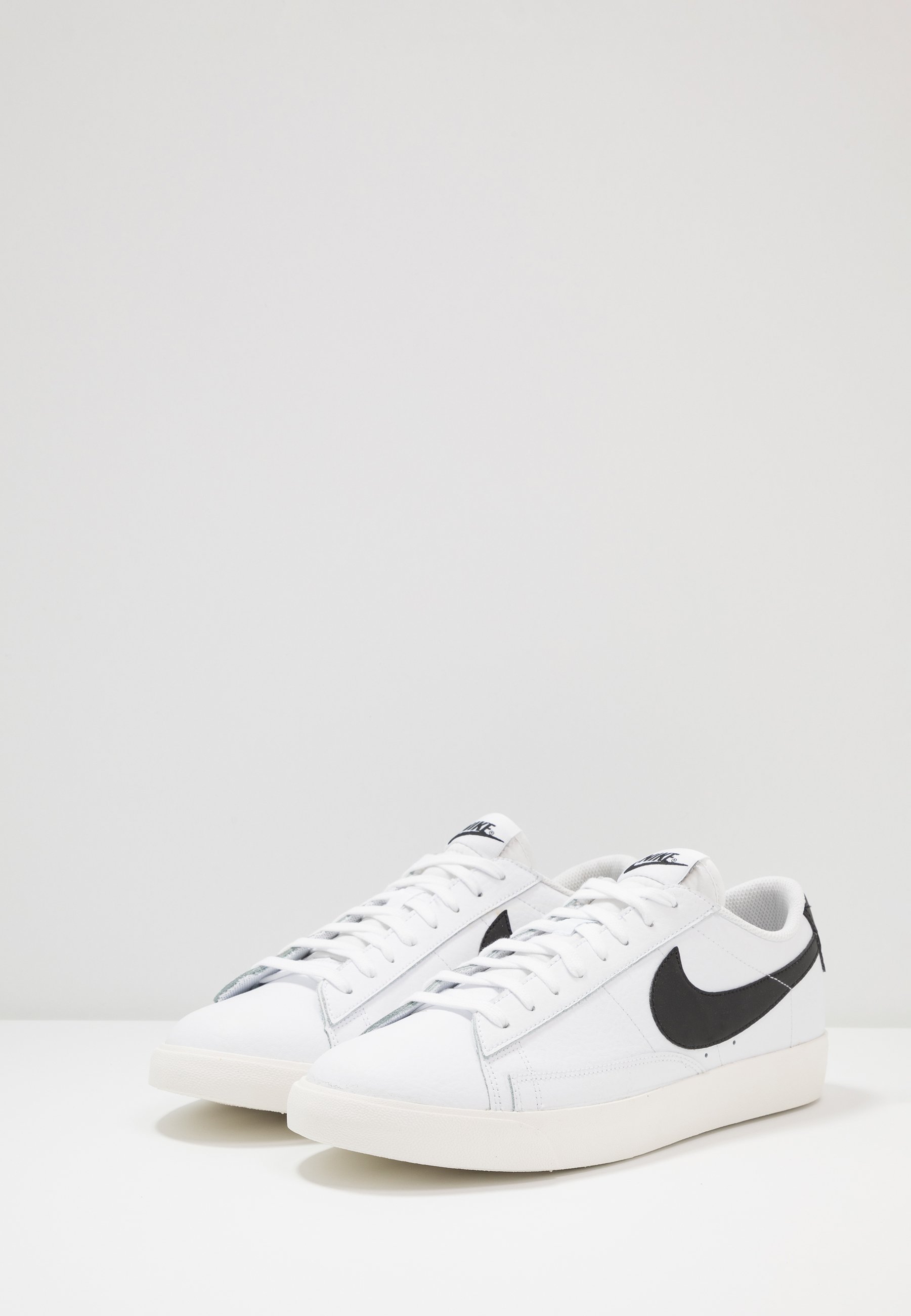 Nike Sportswear BLAZER Joggesko whiteblackhvit Nike Sportswear DROP TYPE PRM Joggesko whiteblackhvit