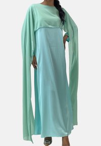 Lang, flydende kjole i lyst mintgrønt stof med et draperet design. Har brede ærmer og en glat tekstur. Gulvlængde.