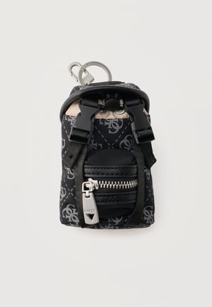 Pequeño bolso de tela negro con estampado de monograma gris, cremallera plateada, correas negras con hebillas y anilla plateada para llaves en la parte superior.